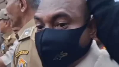 Tanya Soal Pejabat Eks Koruptor Dilantik, Wartawan Didorong-Ponsel Dipukul Ajudan Gubernur Sultra