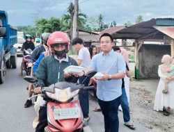 Wakil Ketua DPRD Konawe dan Pengurus Masjid Al Ihsan Anggopiu Berbagi Takjil Ramadan