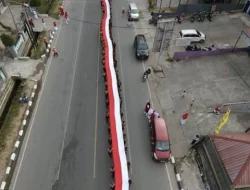 Siswa MTsN 1 Kendari Bawa Bendera Merah Putih Sepanjang 81 Meter Meriahkan HUT ke-81 RI